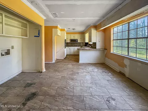 Living - 111 Friars Cv, Jackson, MS 39212 photo 3 of 6