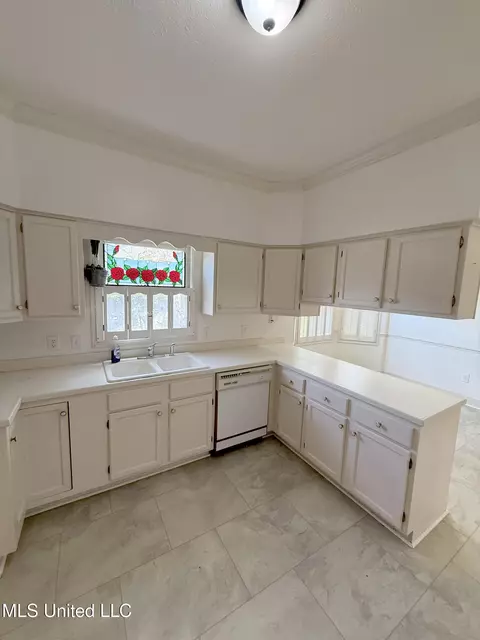 Kitchen - 118 Northwind Dr, Brandon, MS 39047 photo 1 of 2