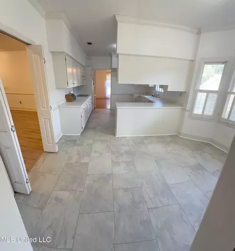 Kitchen - 118 Northwind Dr, Brandon, MS 39047 photo 2 of 2