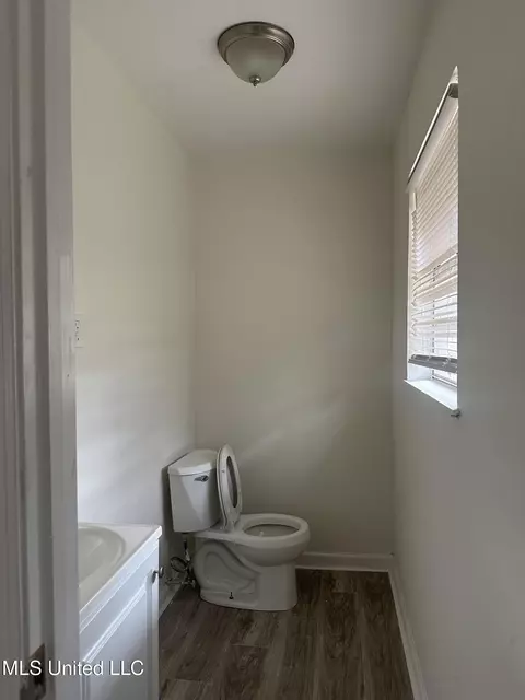 Bath - 5270 Mattox St, Jackson, MS 39209 photo 3 of 4
