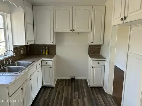 Kitchen - 2001 Paden St, Jackson, MS 39204 photo 1 of 1