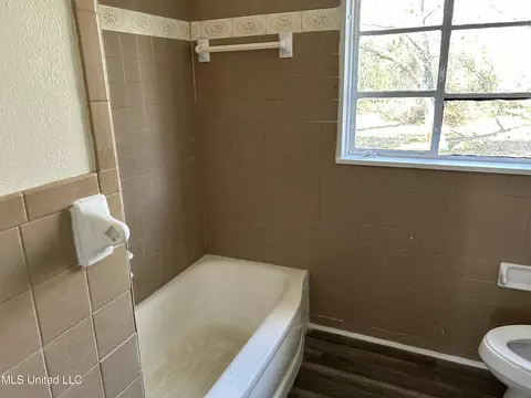 Bath - 2001 Paden St, Jackson, MS 39204 photo 1 of 1