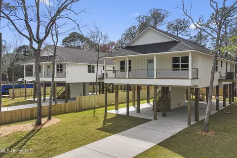 2117 S 7th St, Ocean Springs, MS 39564
