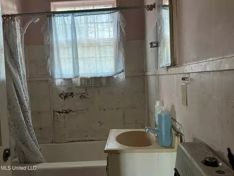 Bath - 331 W North St, Kosciusko, MS 39090 photo 1 of 1