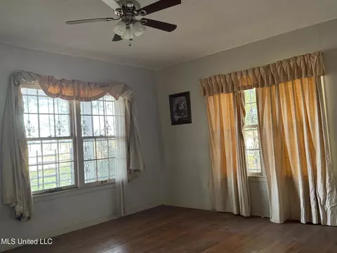 Living - 331 W North St, Kosciusko, MS 39090 photo 2 of 3