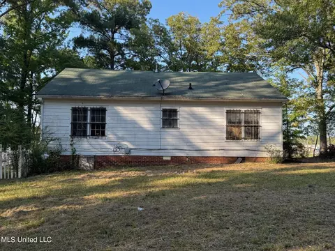Exterior - 331 W North St, Kosciusko, MS 39090 photo 4 of 6