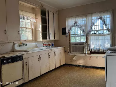 Kitchen - 331 W North St, Kosciusko, MS 39090 photo 1 of 1