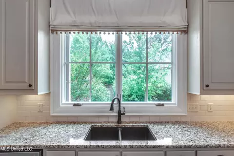 Kitchen - 202 Cedar Woods Cir, Madison, MS 39110 photo 5 of 6