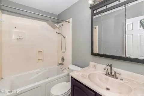 Bath - 6904 Andover St, Moss Point, MS 39563 photo 2 of 2
