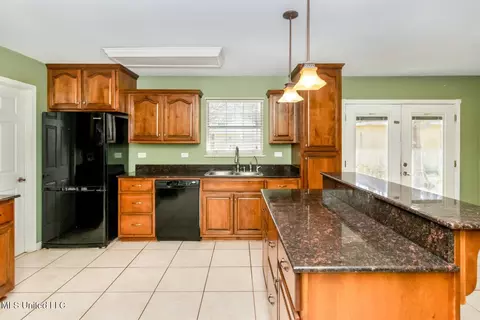 Kitchen - 6904 Andover St, Moss Point, MS 39563 photo 4 of 6