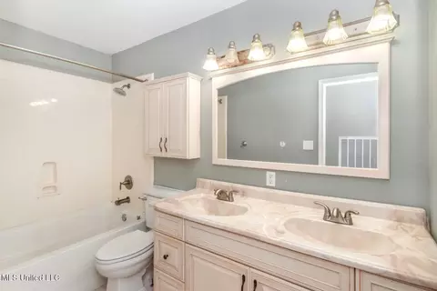 Bath - 6904 Andover St, Moss Point, MS 39563 photo 1 of 2