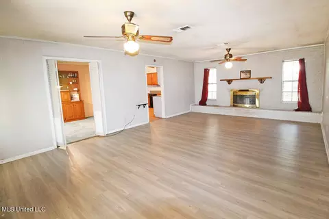 Living - 22000 Northview Dr, Moss Point, MS 39562 photo 2 of 4