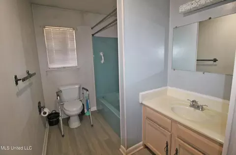 Bath - 22000 Northview Dr, Moss Point, MS 39562 photo 2 of 2