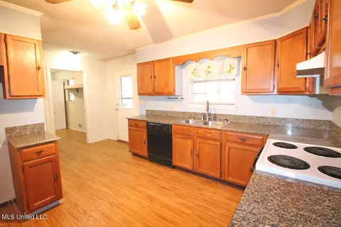 Kitchen - 22000 Northview Dr, Moss Point, MS 39562 photo 5 of 6