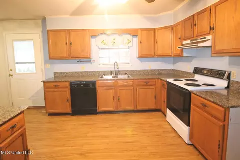 Kitchen - 22000 Northview Dr, Moss Point, MS 39562 photo 4 of 6