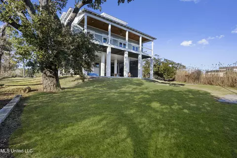 15821 Rue Dauphine Cir, Biloxi, MS 39532