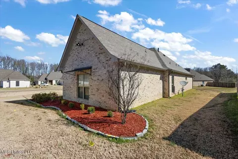 Exterior - 302 Summit Ln, Canton, MS 39046 photo 2 of 8