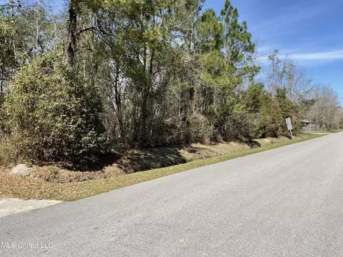 725 Sears Ave, Waveland, MS 39576