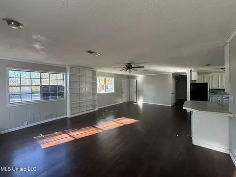 Living - 2516 Upper Dr, Pearl, MS 39208 photo 4 of 10