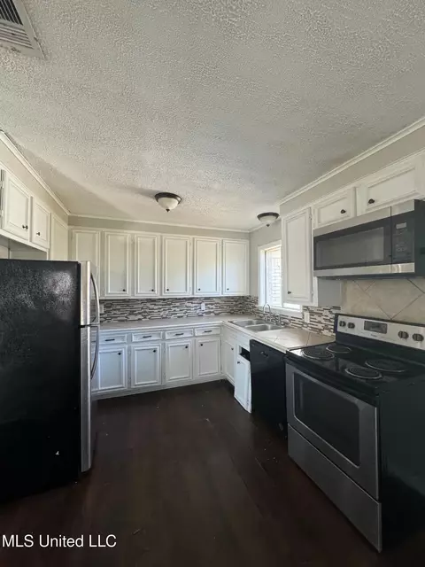 Kitchen - 2516 Upper Dr, Pearl, MS 39208 photo 2 of 4