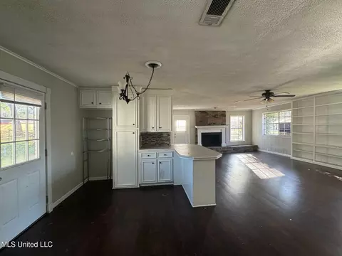 Living - 2516 Upper Dr, Pearl, MS 39208 photo 6 of 10