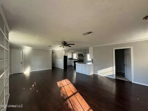 Living - 2516 Upper Dr, Pearl, MS 39208 photo 5 of 10