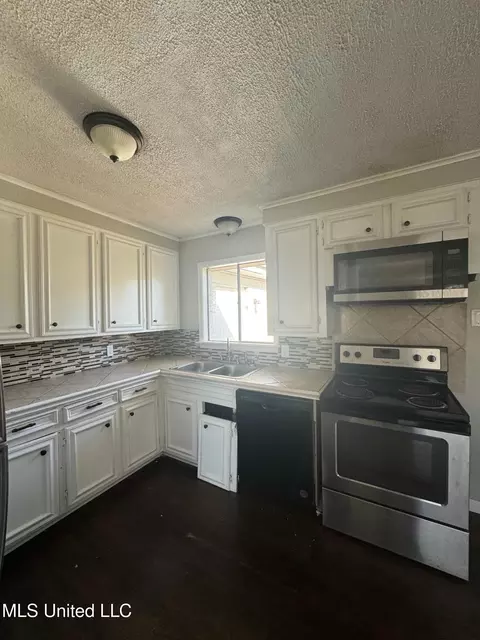 Kitchen - 2516 Upper Dr, Pearl, MS 39208 photo 3 of 4