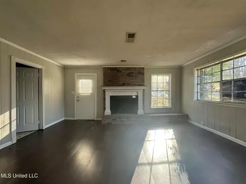 Living - 2516 Upper Dr, Pearl, MS 39208 photo 3 of 10