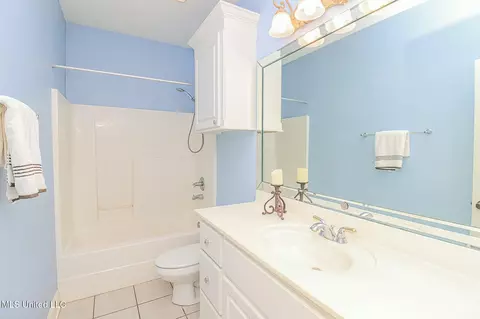 Bath - 262 Lighthouse Ln, Brandon, MS 39047 photo 1 of 10