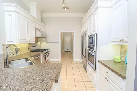 Kitchen - 262 Lighthouse Ln, Brandon, MS 39047 photo 1 of 4