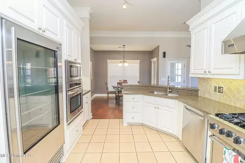 Kitchen - 262 Lighthouse Ln, Brandon, MS 39047 photo 3 of 4