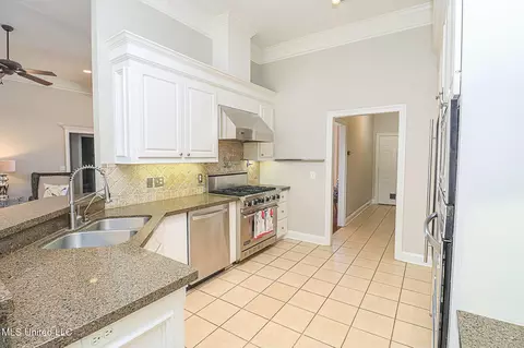 Kitchen - 262 Lighthouse Ln, Brandon, MS 39047 photo 2 of 4