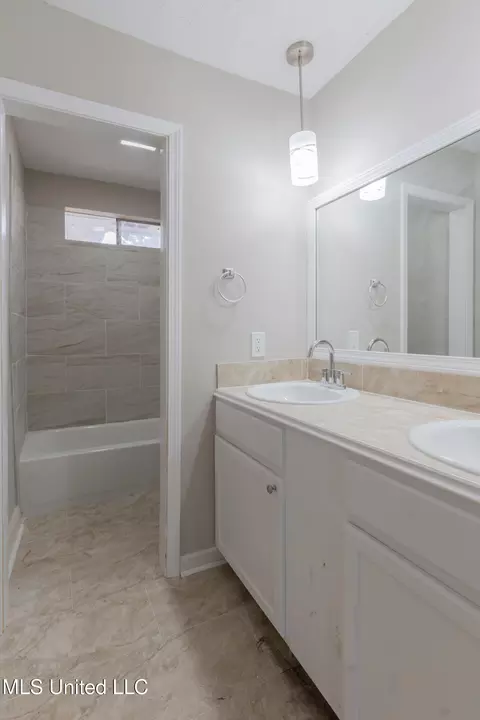 Bath - 211 William Dr, Clinton, MS 39056 photo 5 of 8