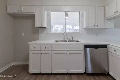 Kitchen - 211 William Dr, Clinton, MS 39056 photo 2 of 6