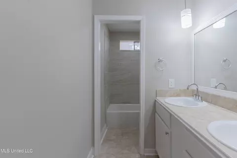 Bath - 211 William Dr, Clinton, MS 39056 photo 2 of 8