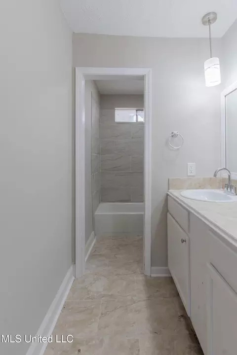 Bath - 211 William Dr, Clinton, MS 39056 photo 3 of 8