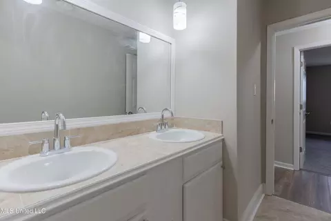 Bath - 211 William Dr, Clinton, MS 39056 photo 6 of 8