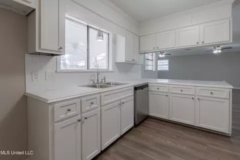 Kitchen - 211 William Dr, Clinton, MS 39056 photo 5 of 6