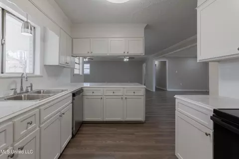 Kitchen - 211 William Dr, Clinton, MS 39056 photo 6 of 6