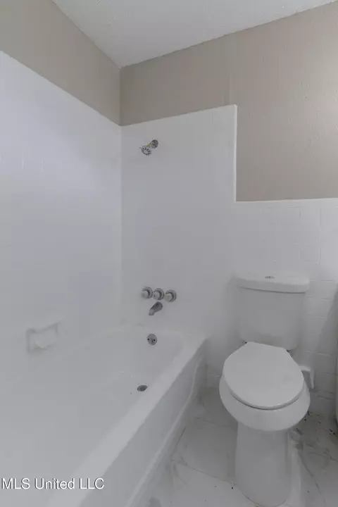Bath - 211 William Dr, Clinton, MS 39056 photo 1 of 8