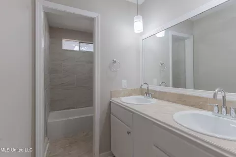 Bath - 211 William Dr, Clinton, MS 39056 photo 4 of 8