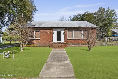107 Hickory Ln, Bay Saint Louis, MS 39520