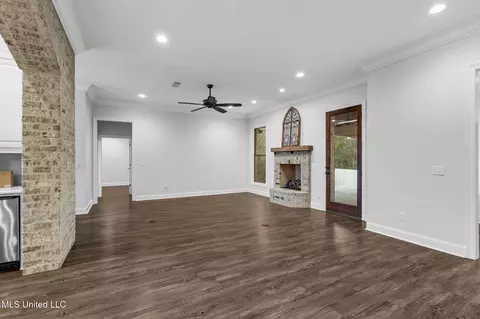 Living - 115 Long Leaf Way, Flowood, MS 39232 photo 2 of 3