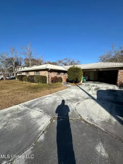 2606 Martin St, Pascagoula, MS 39581