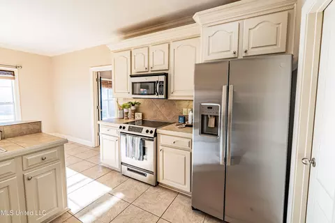 Kitchen - 408 Copper Ridge Dr, Florence, MS 39073 photo 2 of 2