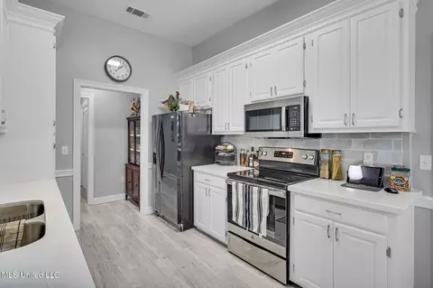 Kitchen - 417 Hemlock Dr, Flowood, MS 39232 photo 1 of 3