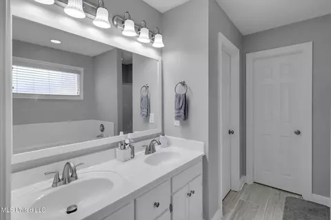 Bath - 417 Hemlock Dr, Flowood, MS 39232 photo 1 of 3