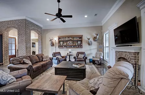 Living - 168 Belle Oak Dr, Brandon, MS 39042 photo 3 of 4