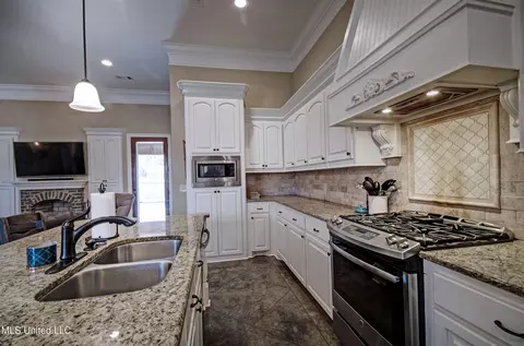 Kitchen - 168 Belle Oak Dr, Brandon, MS 39042 photo 3 of 3