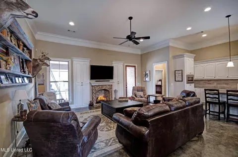Living - 168 Belle Oak Dr, Brandon, MS 39042 photo 1 of 4